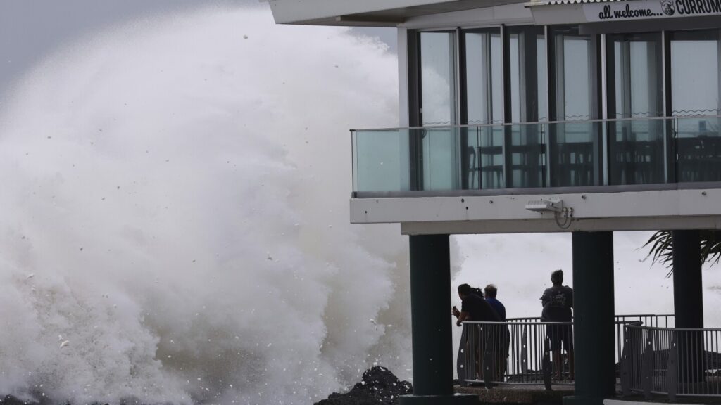 Cyclones Threaten Australian Coast: Schools And Transport Disrupted